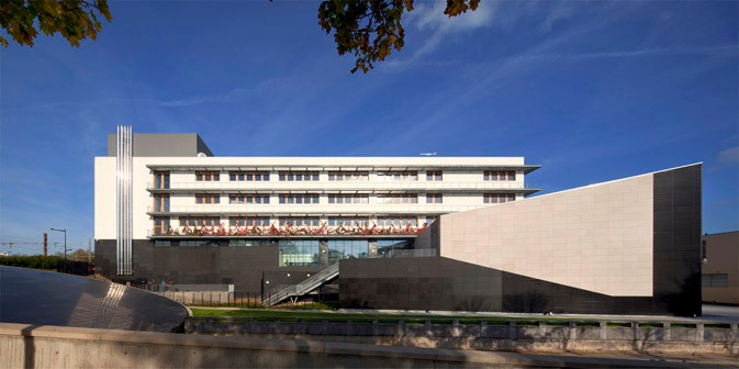 Le bâtiment de l'UFR des sciences de la santé de l'UVSQ, signé par l'agence d'architecture Michel Remon