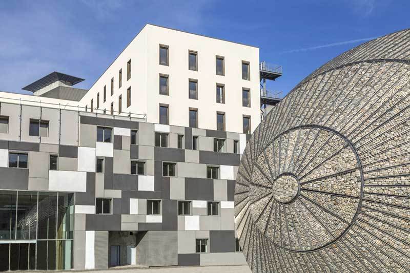 L'Hôpital Pasteur 2 du CHI de Nice devrait accueillir les premiers services transférés en mars 2015.