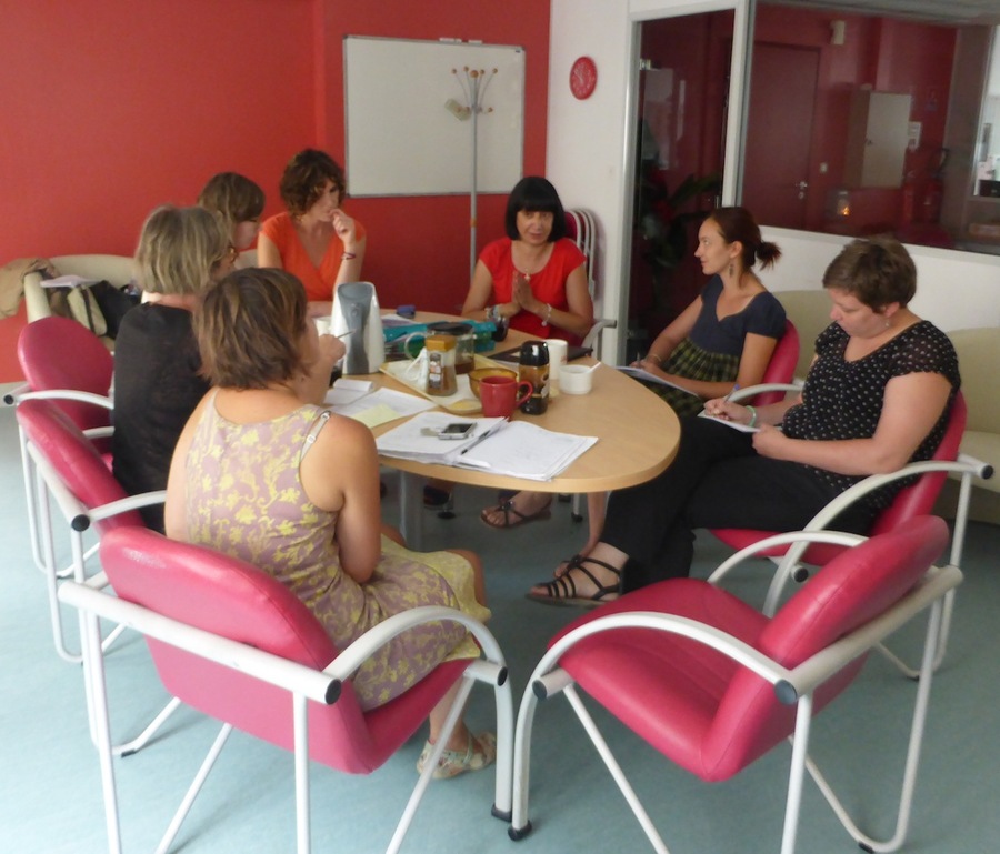 Une réunion clinique de l'équipe d'Equipad, en présence du Dr Rachel Bocher (3e par la droite), dans les locaux mutualisés avec le CATTP Phileas Fogg sur le Casa Brunellière à Nantes.  