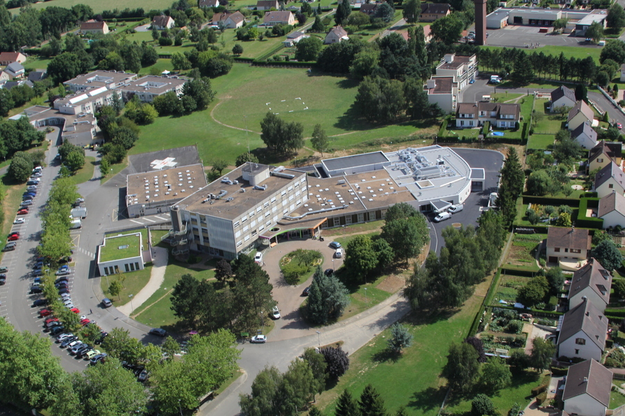 Sur la droite du CH de Nogent-le-Rotrou, on aperçoit les nouveaux locaux qui abritent les urgences et l'unité de chirurgie ambulatoire.