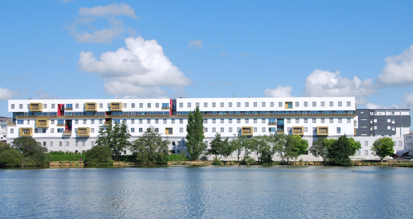 Le nouveau bâtiment médico-chirurgical de l'hôpital de Vannes compte 373 lits et places, dont plus de la moitié avec vue sur lac, et représente un investissement dépassant les 70 M€