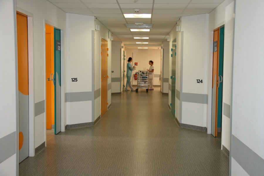 Les couloirs du service SSR nutrition de la Polyclinque de la Baie à Avranches