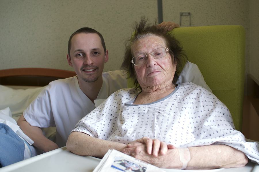 Yvette, 82 ans, fait partie des 365 patients passés par l'Uged depuis son ouverture. À ses côtés, Laurent, infirmier.