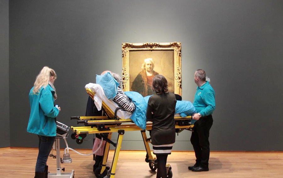 Des images de la visite organisée par Ambulance Wens à l'exposition Rembrandt du Rijksmuseum d'Amsterdam ont été diffusées sur les réseaux sociaux et le site de partage Reddit.