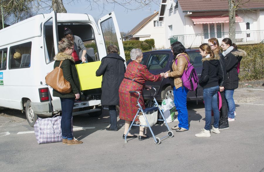 Sur le parking de la piscine, les résidentes de l'Ehpad retrouvent les jeunes de l'IME.