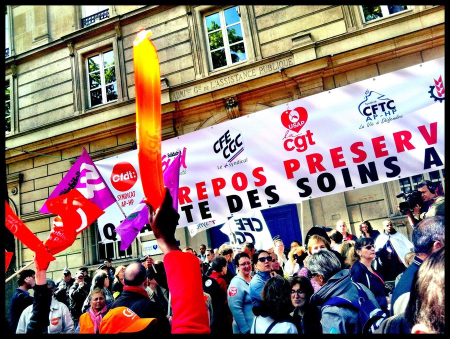 Entre 6 000 et 8 000 agents de l'AP-HP ont brandi drapeaux et banderoles devant le siège de l'AP-HP. Du jamais vu depuis de longues années, selon les syndicats.