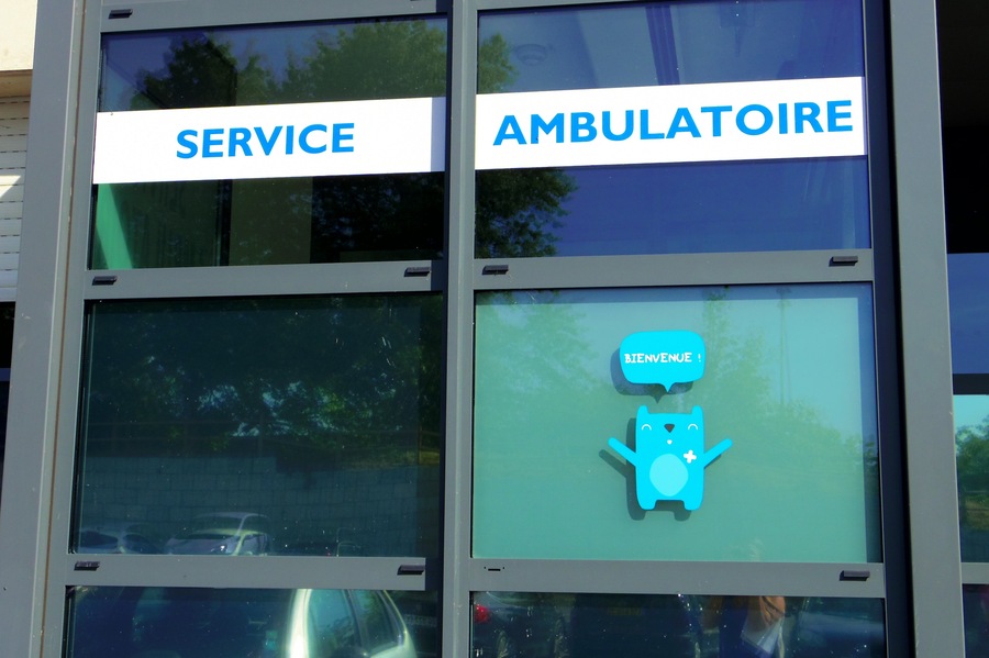 L'arrivée des enfants se fait par le service ambulatoire où une mascotte Hopidou les accueille sur la porte.