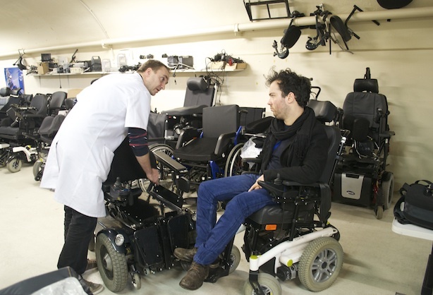 Otto et Sébastien Bouche testent certaines modifications pour adapter le fauteuil aux évolutions de la pathologie.