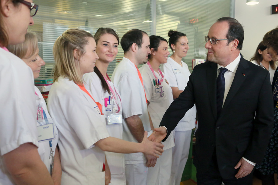 Le chef de l'État a entamé son déplacement lyonnais par une visite de l'Institut d'hématologie et d'oncologie pédiatrique (iHope), qui associe le Centre Léon-Bérard et les Hospices civils de Lyon (HCL).