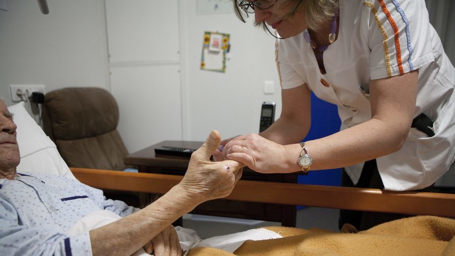 L'HAD ne peut intervenir en Ehpad que si les soins ne se substituent pas aux prestations sanitaires et médico-sociales dispensées par l'établissement. (Amélie Benoist/Image Point FR/BSIP)