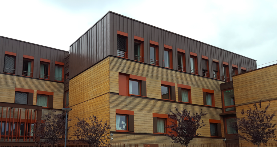 La façade en bois recouvre une structure en béton, matériau aux multiples propriétés thermiques.