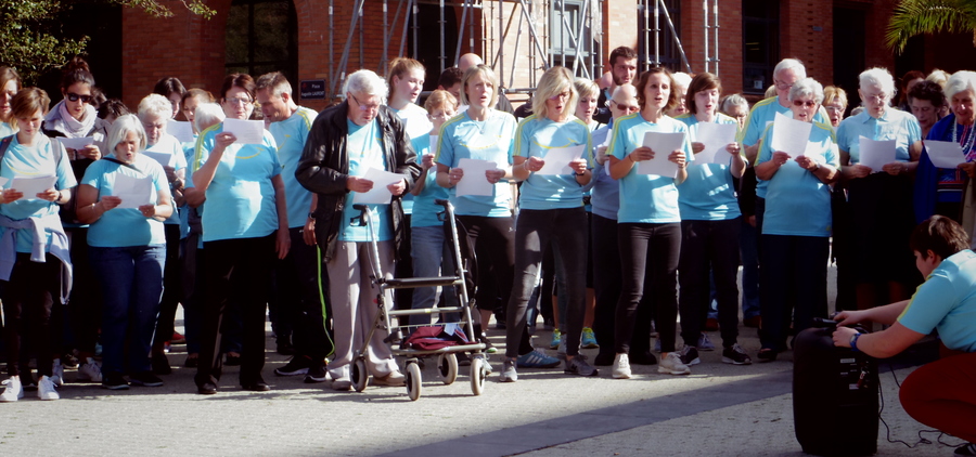 Bénéficiaires et salariés de Siel bleu chantent le 22 septembre sur le parvis de la mairie de Lille (Nord) pour fêter les 20 ans du groupe.