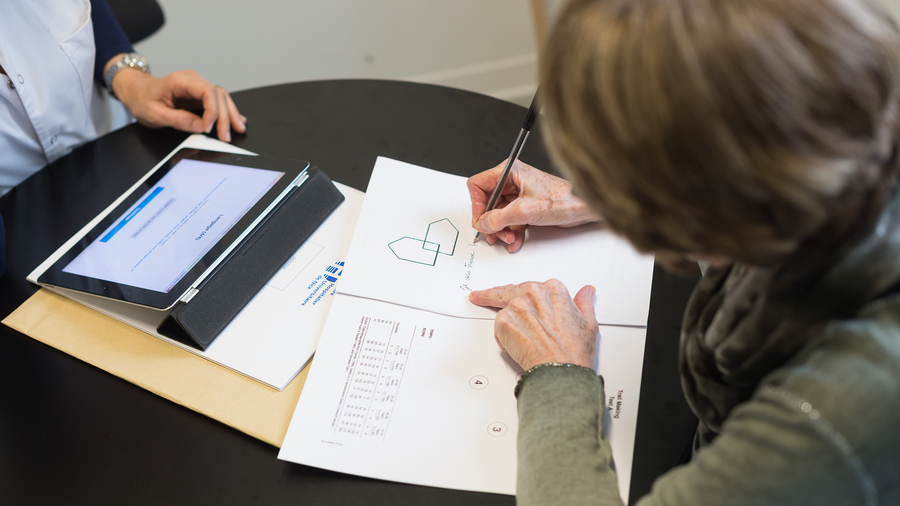 Les CM2R se positionnent comme recours pour les centres mémoire de territoire ou de proximité et les médecins spécialistes pour les diagnostics complexes ou atypiques. (A. Noor/Image Point FR/BSIP)
