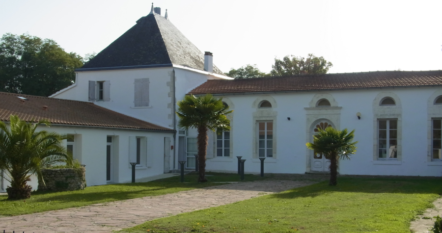 La Granderie, ancien centre de vacances, est situé sur la commune d'Étaules entre Royan et Marennes.