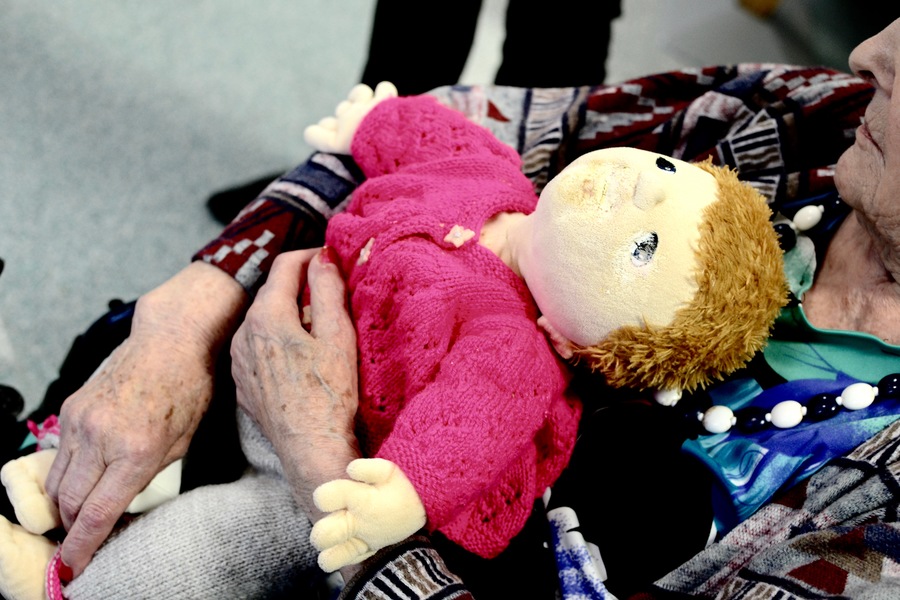 Utilisée depuis 2014 par l'établissement, la poupée empathique est aujourd'hui utilisée par une dizaine de résidents.