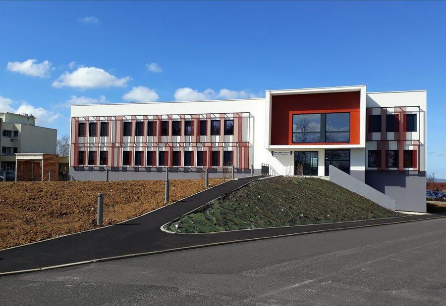 Le nouveau bâtiment du CH de Semur-en-Auxois (Côte-d'Or) abrite les services administratifs, techniques et informatiques.
