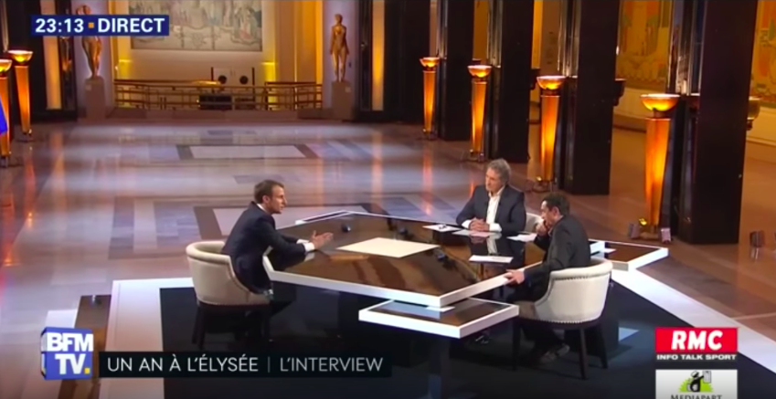 Le président de la République Emmanuel Macron, à gauche, lors de l'interview BFM-TV, RMC et Médiapart du 16 avril 2018 (capture d'écran)