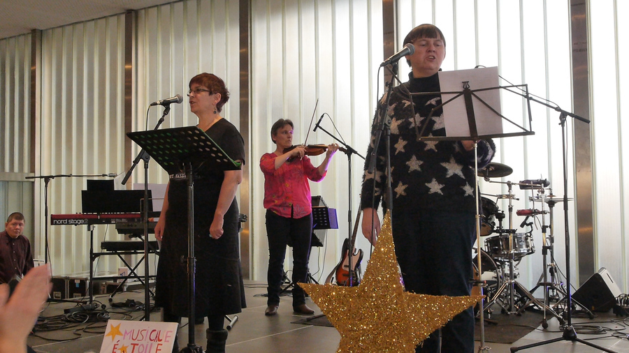 Musicale étoile est composé de quatre personnes handicapées, d'une monitrice d'atelier et d'un éducateur de l'Esat.