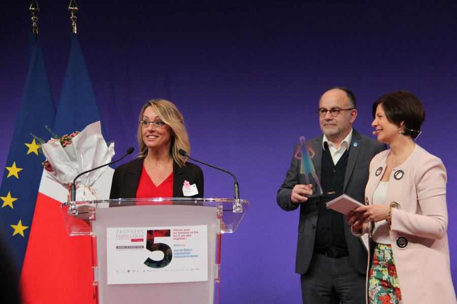 Florence Simon Gaultier s'est vue remettre son prix par Eric Blanchet, directeur général de Ladapt et Dominique Du Paty, fondatrice d'Handiréseau.