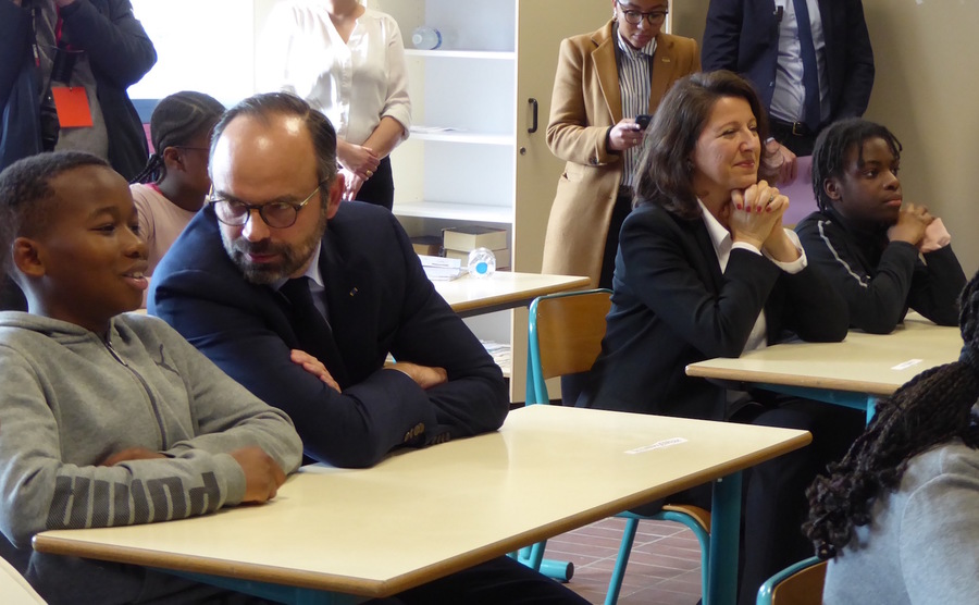 Dans une classe de 5e du collège de Noisiel, le Premier ministre, Édouard Philippe, et la ministre de la Santé, Agnès Buzyn, assistent à une intervention d'étudiants en santé sur les bonnes pratiques alimentaires.