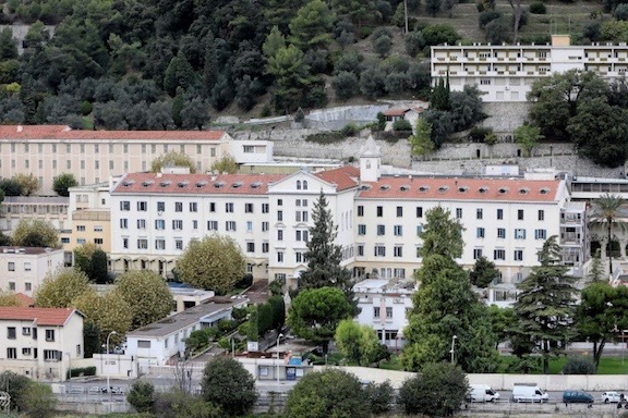 Le bâtiment central du centre hospitalier Sainte-Marie à Nice (Alpes-Maritimes) date du XIXe siècle.