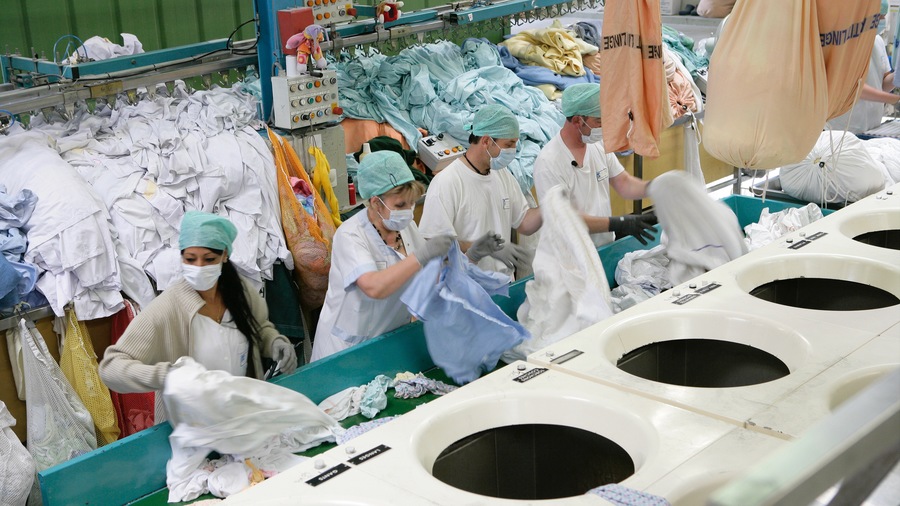 Les blanchisseries hospitalières (ici celle du CHU de Rouen) nettoient chaque jour 1 505 tonnes de linge pour une dépense d'exploitation de 600 M€/an.
