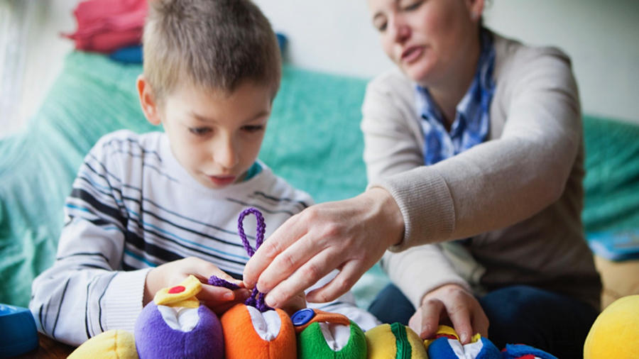 Les enfants dyspraxiques sont en difficulté pour des actions qui requièrent de la motricité fine comme faire des lacets.
