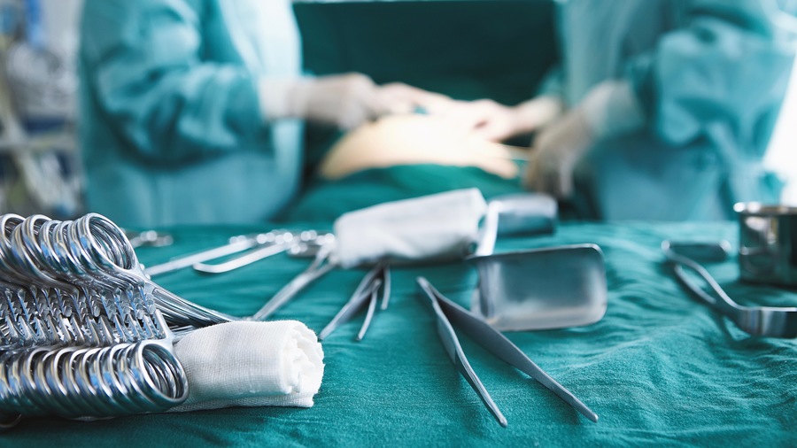 En écho au plan d'urgence pour l'hôpital, la 3e circulaire délègue 150 M€ pour financer l'investissement du quotidien, par exemple l'achat d'instruments chirurgicaux.