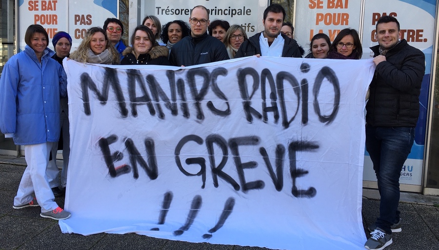 Les manipulateurs radio ont manifesté ce 21 janvier devant la direction générale du CHU d'Angers notamment. (Crédits : FO CHU d'Angers)