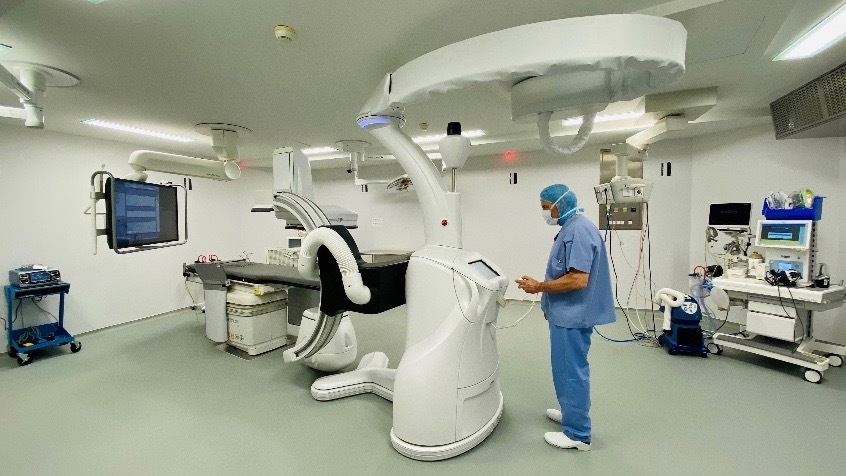 La salle hybride facilite la polyvalence du chirurgien vasculaire entre activité conventionnelle (ouverte), endovasculaire (mini-invasive) ou mixte.