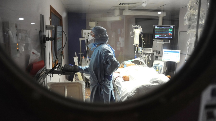À Massy, l'Hôpital Jacques-Cartier a quasiment doublé ses lits de réanimation, passés de 28 à 51, pour faire face à la vague de coronavirus. Sur ce nombre, 13 ont été préservés Covid-19 "free". (Pascal Bachelet/BSIP)