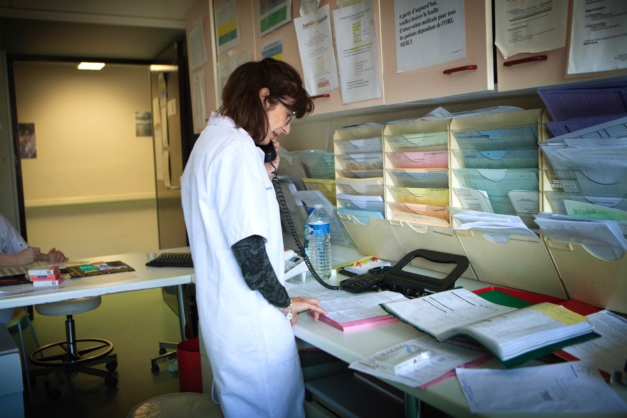 Un membre de l'équipe de psychiatrie de liaison dans un hôpital de Haute-Savoie est en communication. (Amélie-Benoist / BSIP)