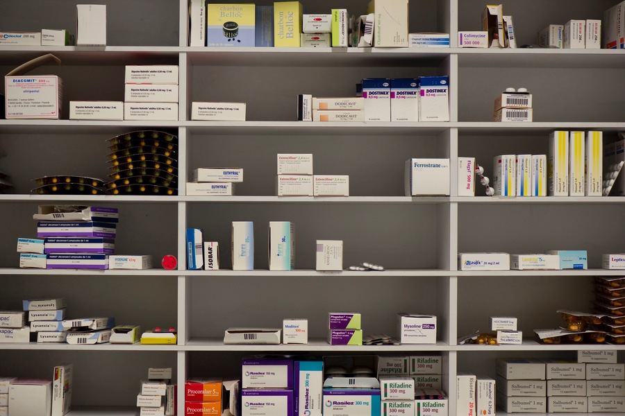La crise sanitaire a mis en exergue les pénuries d'hypnotiques, mais les pharmacies, comme ici celle du CHU de Bordeaux, connaissent régulièrement des tensions d'approvisionnement dans différentes spécialités. (Jose Oto/BSIP)
