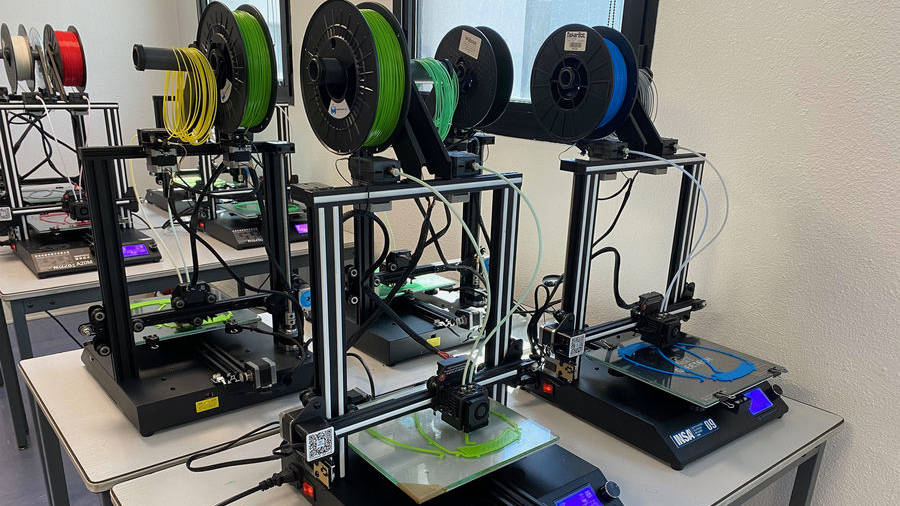 Une vingtaine d'imprimantes 3D ont été mises à disposition du CHU de Lyon par l'Insa. (Insavalor)