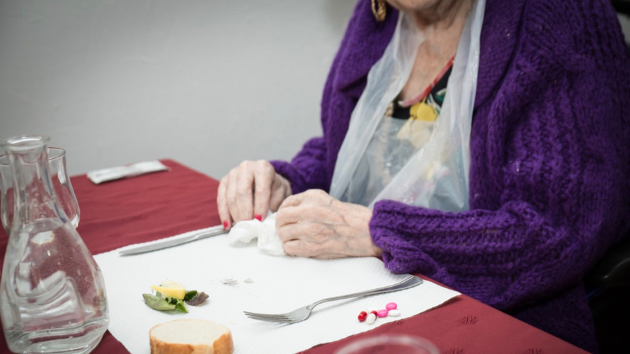 De nombreux résidents très âgés montrent clairement leur désintérêt pour la nourriture. (Albane Noor/BSIP)