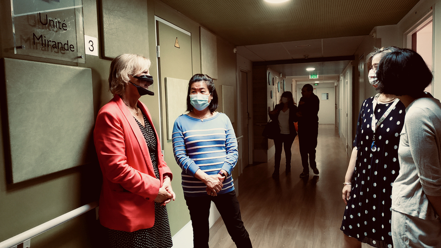 Sophie Cluzel, secrétaire d'État en charge des personnes handicapées, a échangé ce 28 mai avec la famille de Nathalie, rapatriée en France après quatre ans de prise en charge en Belgique. Un défi "républicain". (Agathe Moret/Hospimedia)