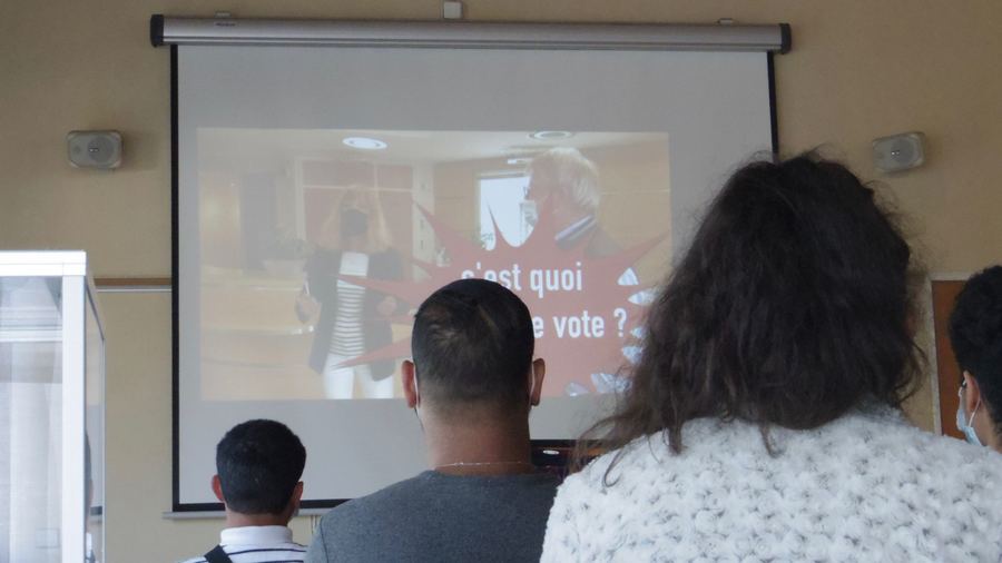 Un film produit pour la mairie présente aux personnes accompagnées le processus de vote et ses enjeux. (Edoxie Allier/Hospimedia)