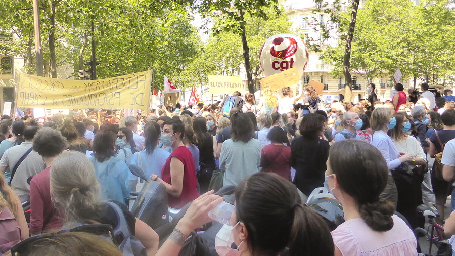 Plusieurs centaines de psychologues se sont rassemblés ce 10 juin près du ministère de la Santé à Paris. (Caroline Cordier/Hospimedia)