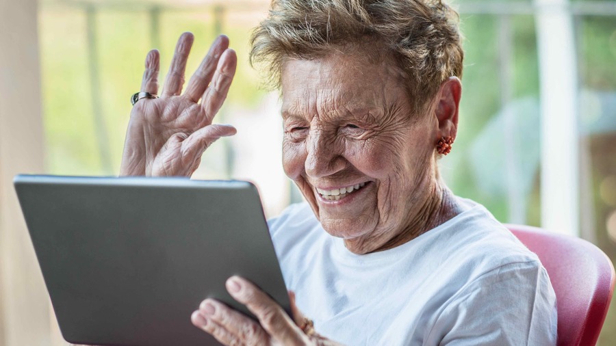 Derrière les tablettes permettant de conserver le lien social entre les résidents et leur famille se trouve un animateur. (Cultura/Image source/BSIP)