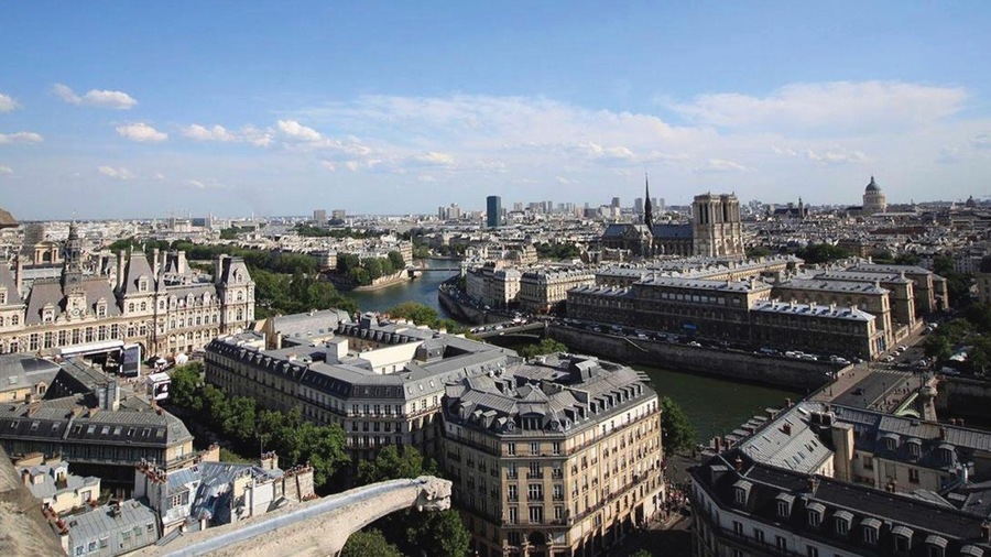 Situé sur deux parcelles d'une superficie totale de 5 427 m2 mais dont les surfaces de plancher avoisinent 30 000 m2, le siège de l'AP-HP est situé à proximité immédiate de la Seine et de l'hôtel de ville de Paris. (AP-HP)