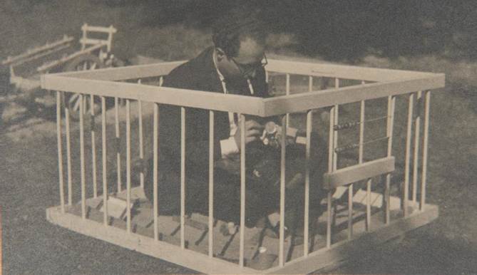 Romain Vigouroux, François Tosquelles dans un parc pour enfants, dans le jardin des Bonnafé à l'hôpital. (Collection Famille Ou-Rabah-Tosquelle)

 