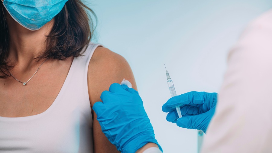 Pour les professionnels soumis à obligation vaccinale, un assouplissement est voté. Une dose et un test négatif régulier permettront de travailler entre le 15 septembre et le 15 octobre. (SPL/BSIP)