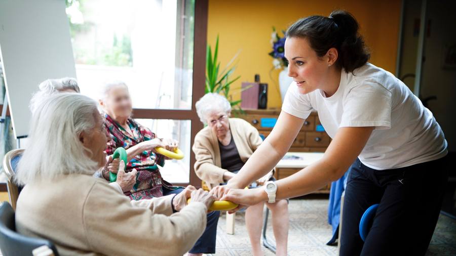 La majorité des accueils de jour disposent aujourd'hui de personnels formés aux spécificités de l'accompagnement des malades d'Alzheimer. (Amélie Benoist/BSIP)