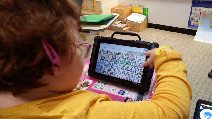 Les unités d'enseignement polyhandicap recourent à des outils de communication personnalisés adaptés à chaque enfant. (Emmanuelle Deleplace/Hospimedia)