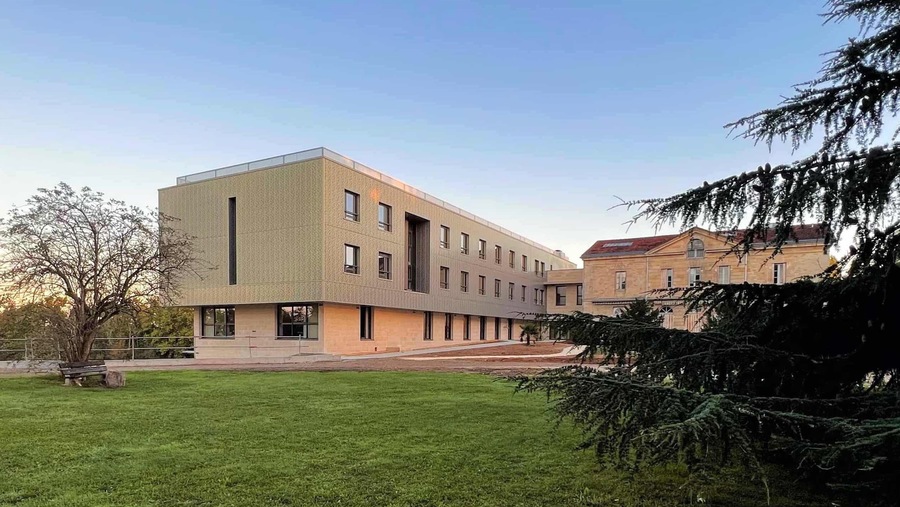La nouvelle Clinique Les Hauts-de-Cenon comprend une extension sur quatre niveaux. (Korian)