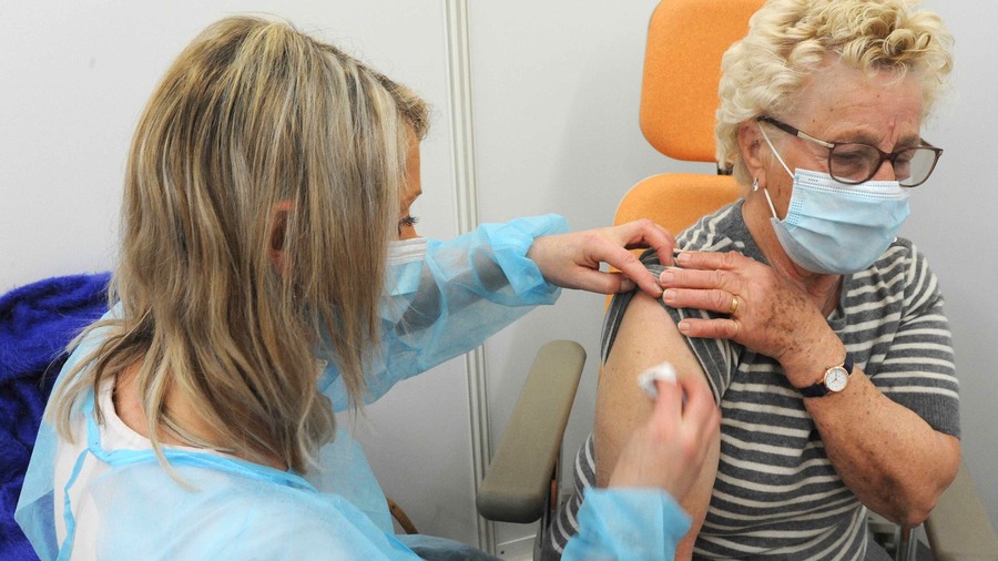 La campagne vaccinale française bute sur les indécis en nombre parmi les plus fragiles (Pascal Bachelet / BSIP)