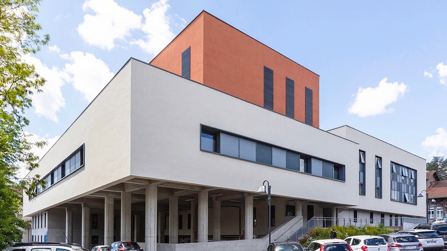 À Aurillac, l'opération de 10,5 M€ a mené à la réalisation d'un rez-de-chaussée bas pour la logistique et un haut pour l'accueil des patients implanté sur l'axe principal du centre hospitalier. (Kardham/A.Späni/CH Henri-Mondor)

