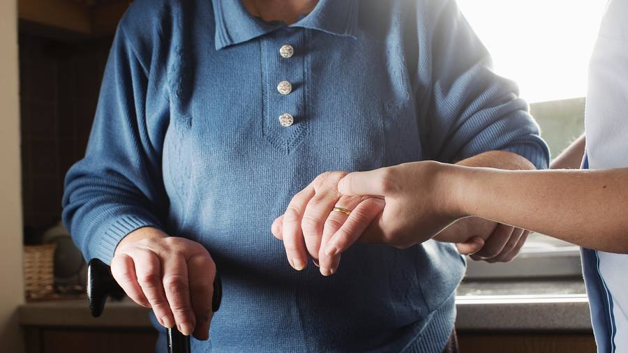 Pour le HCFEA, l'amélioration de la qualité de l'offre et la prise en compte de rémunérations supplémentaires induiraient "un différentiel de coût global entre domicile et Ehpad [qui] serait légèrement diminué". (Cultura/Image Source/BSIP)