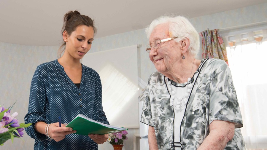 Les ergothérapeutes auront un rôle de plus en plus important à jouer dans le maintien des âgés à domicile. (Astier/BSIP)