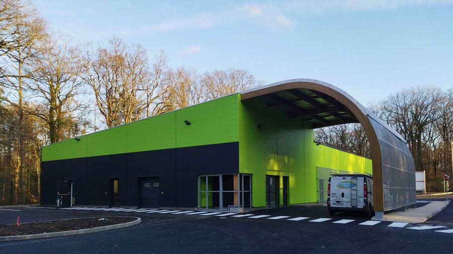 Écoconçu avec son ossature en bois, le bâtiment abritant la nouvelle pharmacie à usage intérieur se veut plus adapté aux pratiques des professionnels, pour favoriser les bonnes conditions de travail. (EPSM Georges-Daumézon)